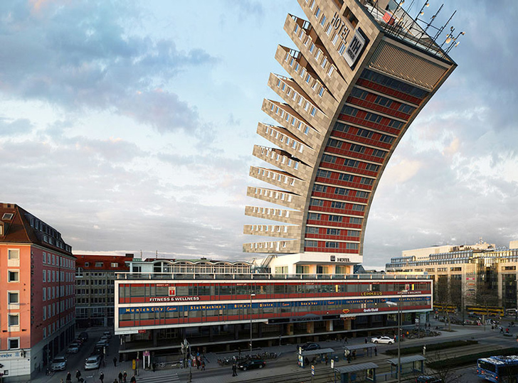 Victor Enrich tord les immeubles pour dénoncer le formalisme architectural excessif